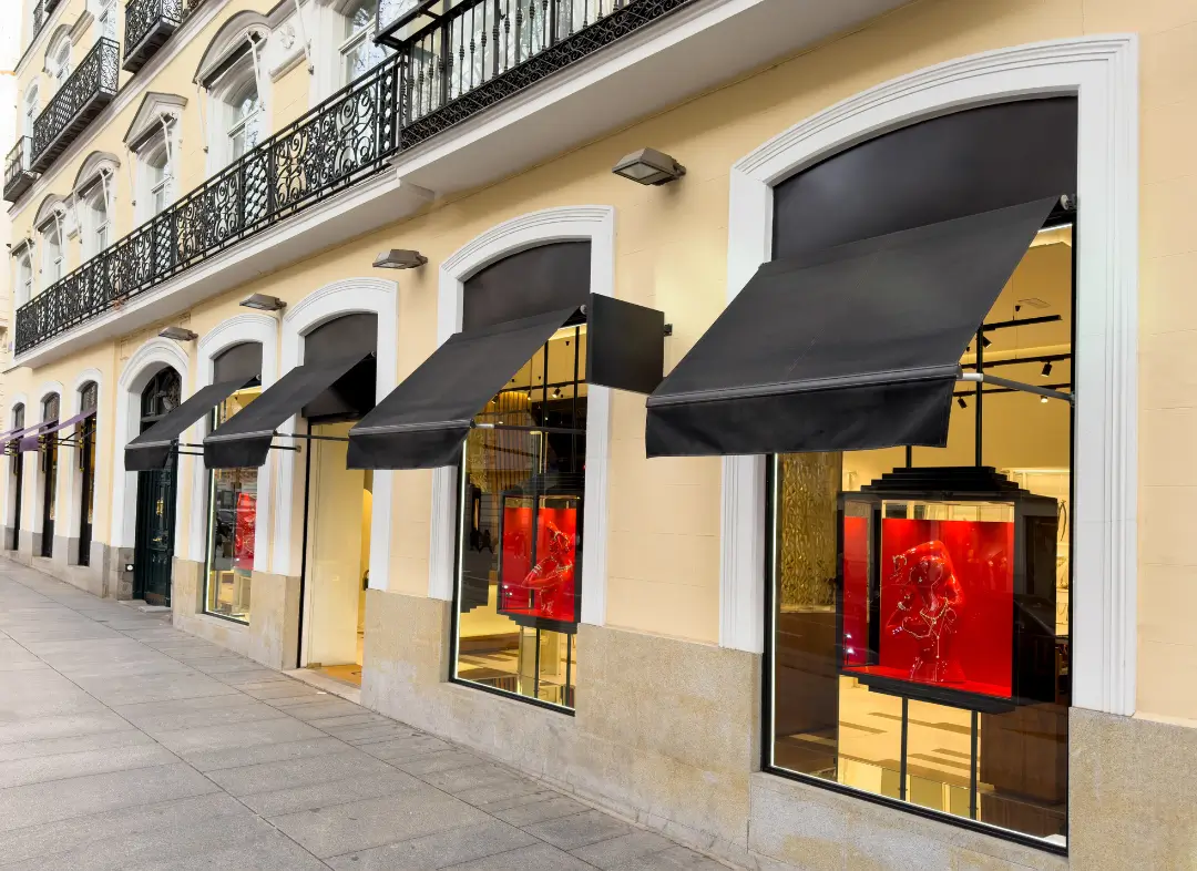 Façade vitrine de magasin en aluminium sur mesure à Canteleu